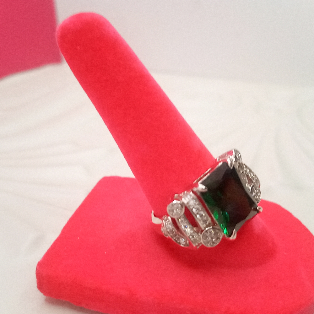 Elegant Green and Silver Women's Ring